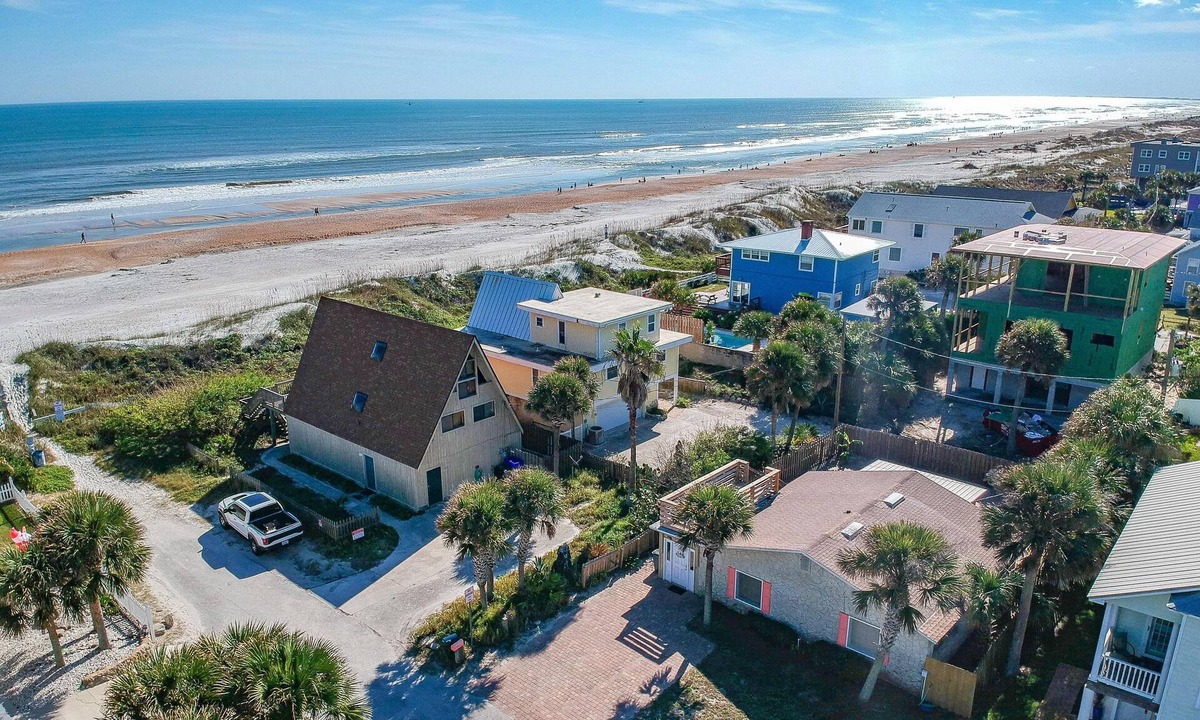 St. Augustine Beach House | Tiki Hut ~ Excellent Location ~ 1 House Off Beach!