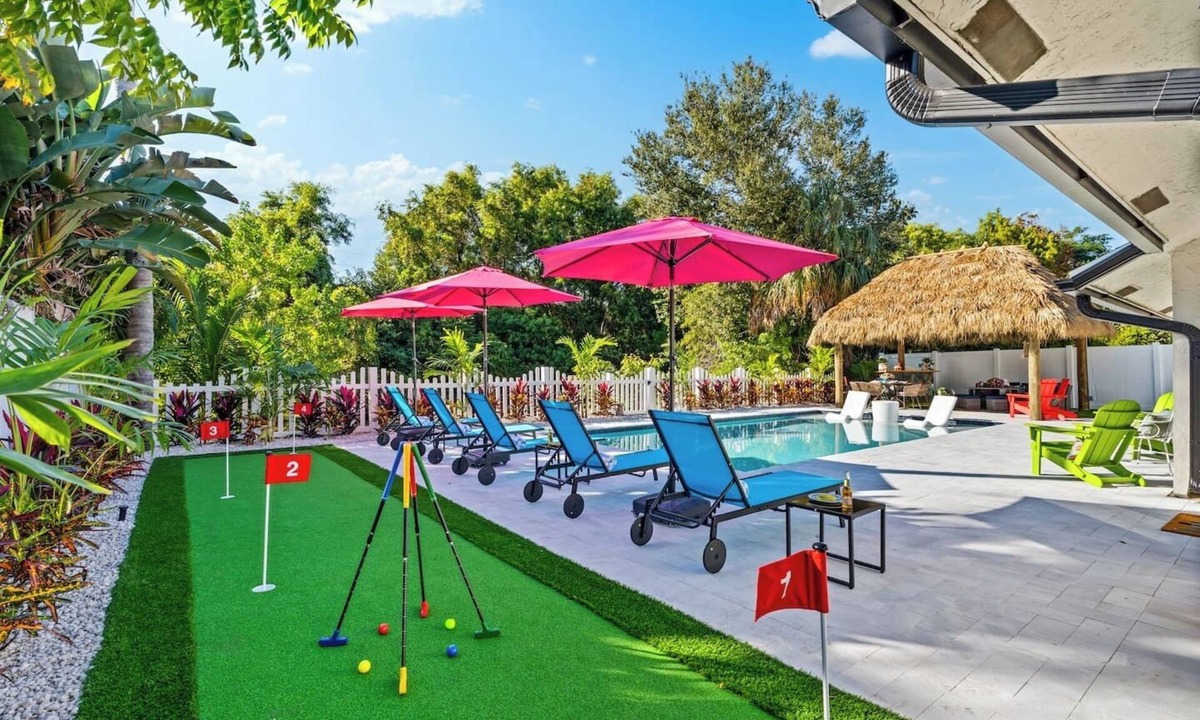 Tropic Palms House | Tiki Hut, Htd Pool, Billiards, Putt-Putt, Canal