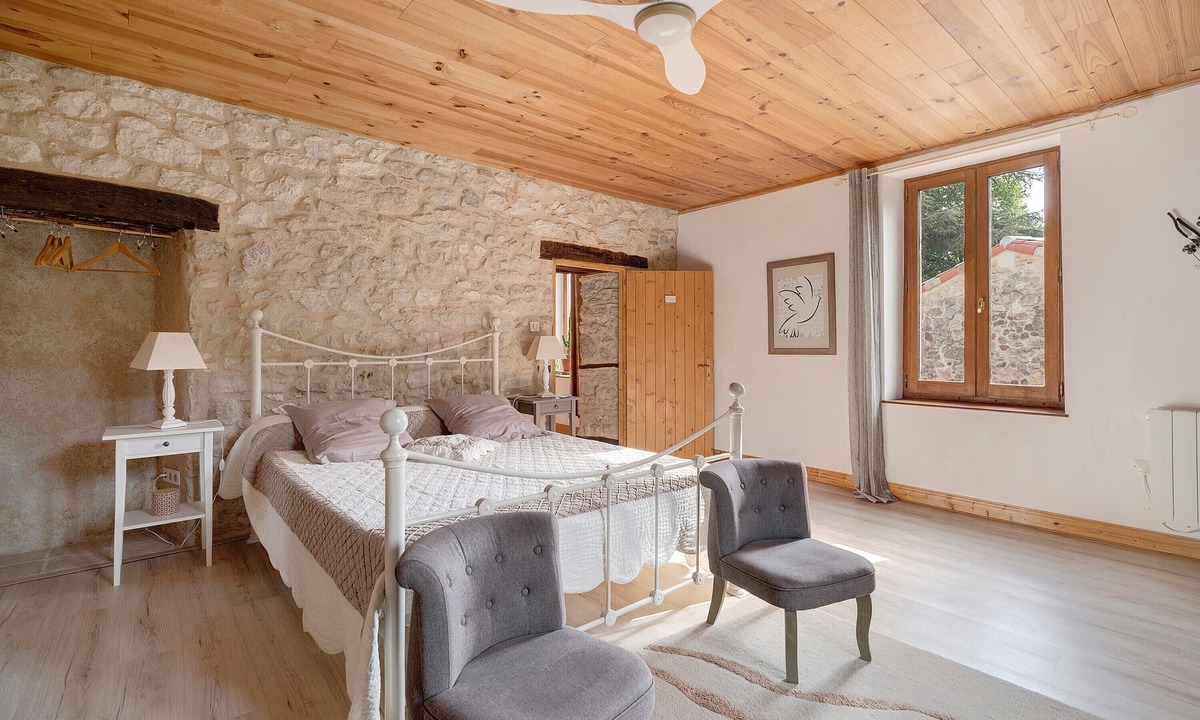 Castelnau-de-Montmiral Bed & Breakfast | Tilleul Guest Room with Shared Terrace and Garden