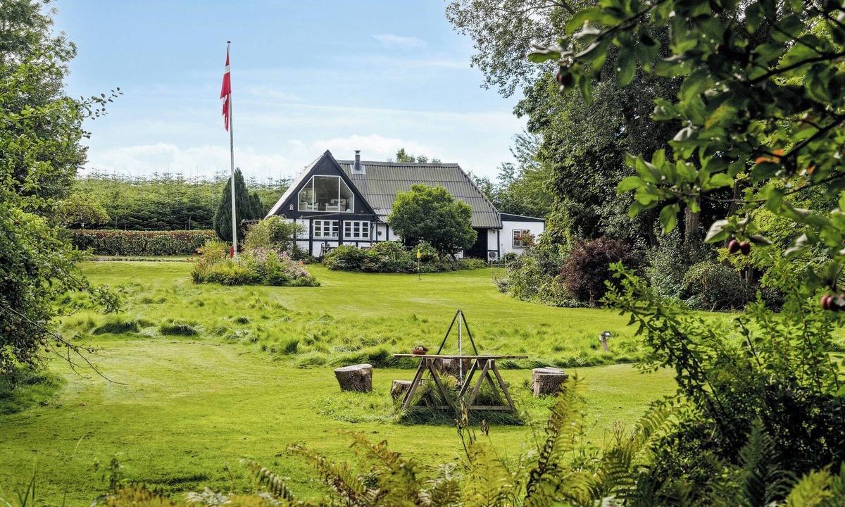 Juelsminde House | Timber-framed with bright and idyllic garden
