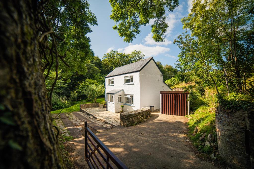 St Brides House | Timber Hill - Cottage with Hot tub