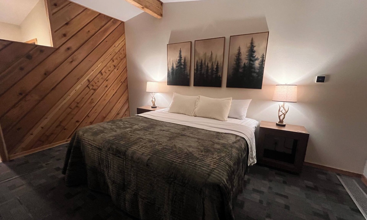 Phillips Hotel | Timber Inn