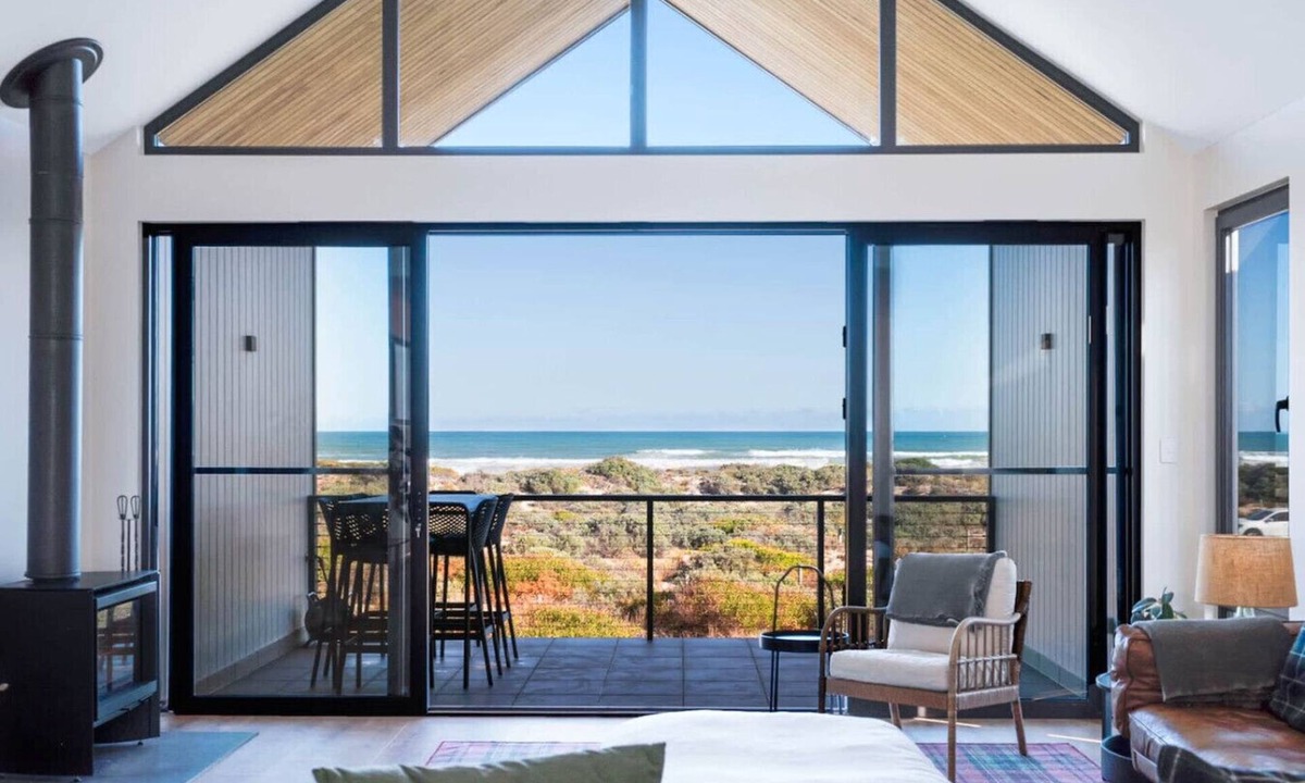 Middleton House | Timbers ByThe Sea: Beachfront Bliss with Fireplace