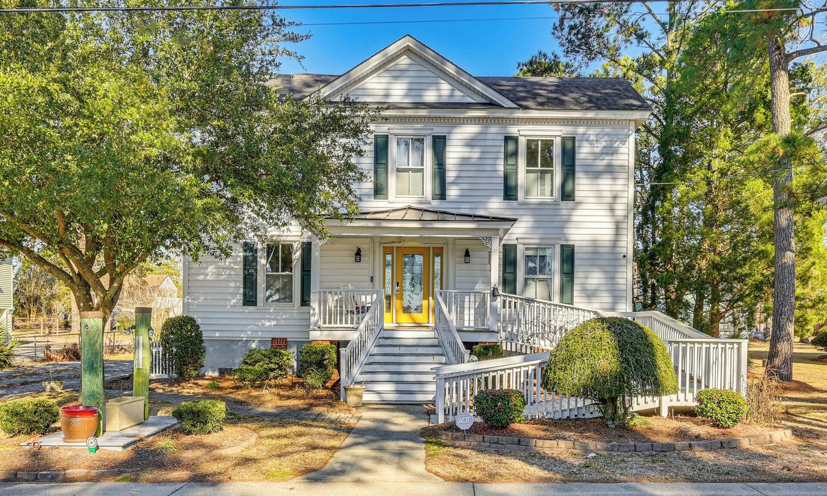 Belhaven House | Timeless Charm! Family Home Near Belhaven Beach