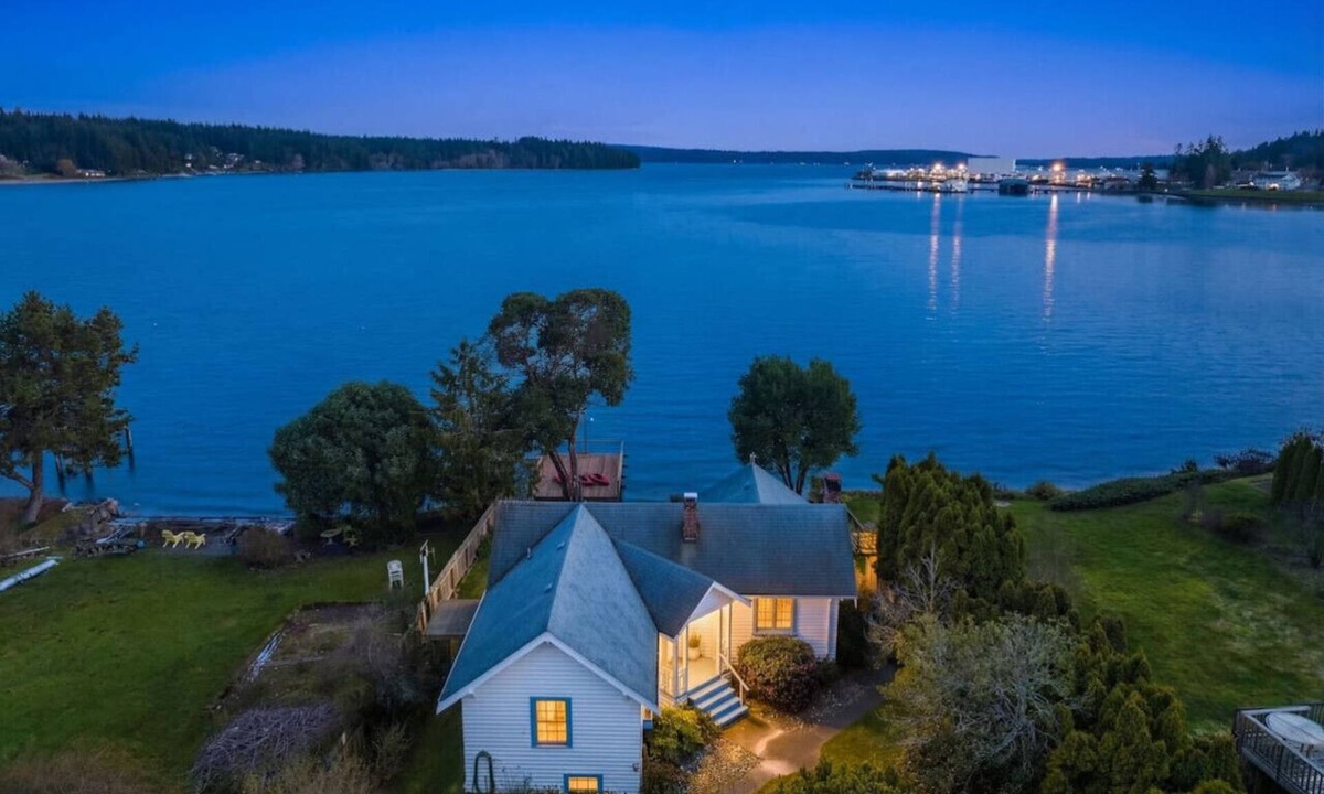 Poulsbo House | Timeless Tides Cottage | Waterfront, Sauna, Kayaks
