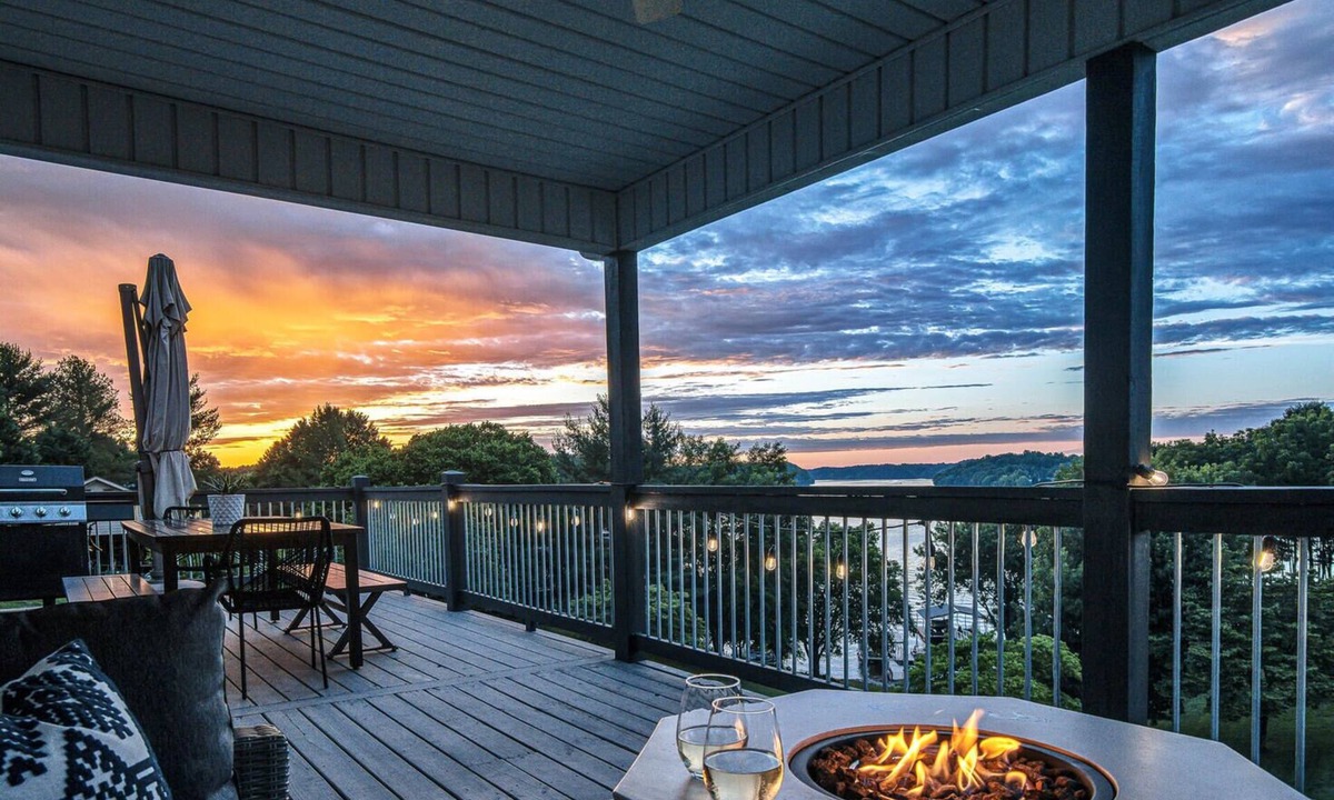 Winchester Cabin | "Tims Ford Bliss" amazing Lakefront views, private Dock, Beach, Firepit, Fun!
