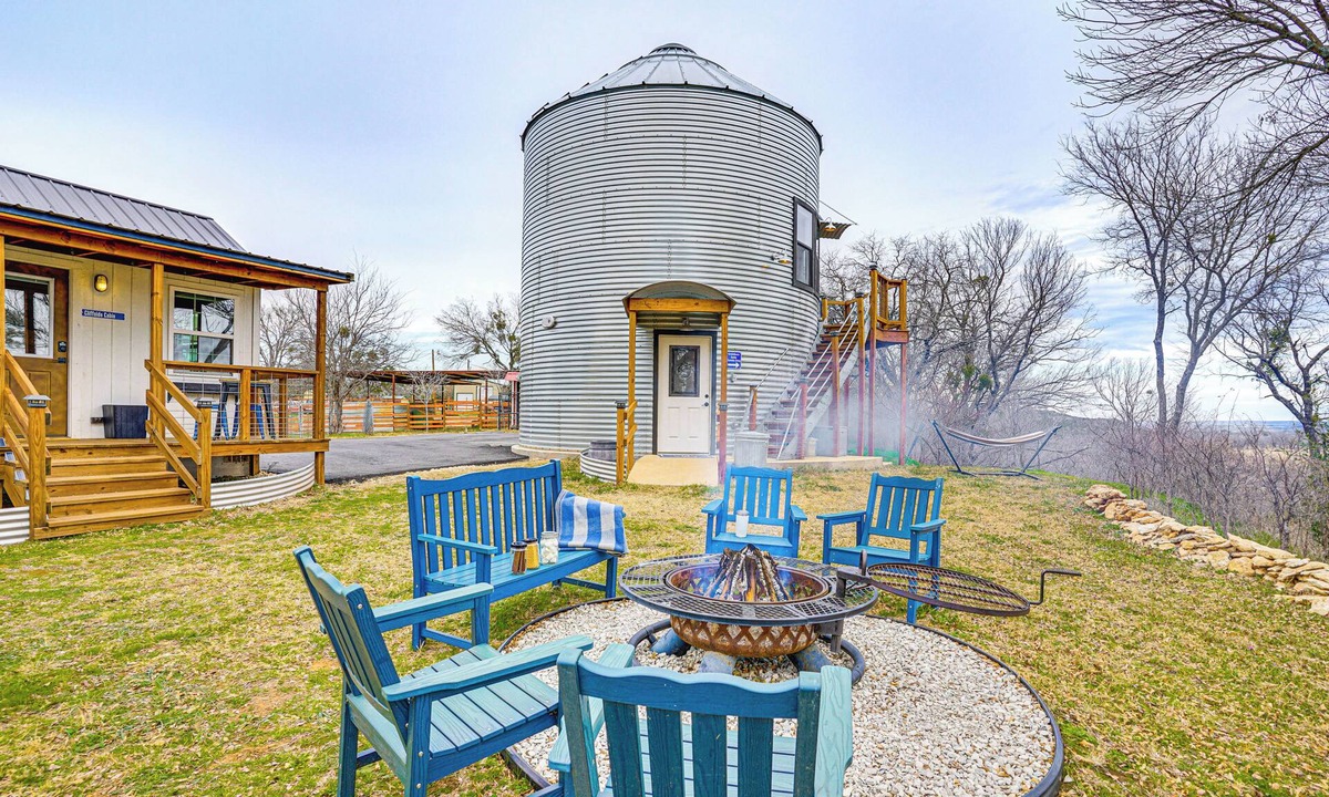 Dennis Cabin | Tin De Blue Grainbury Silo and Cabins