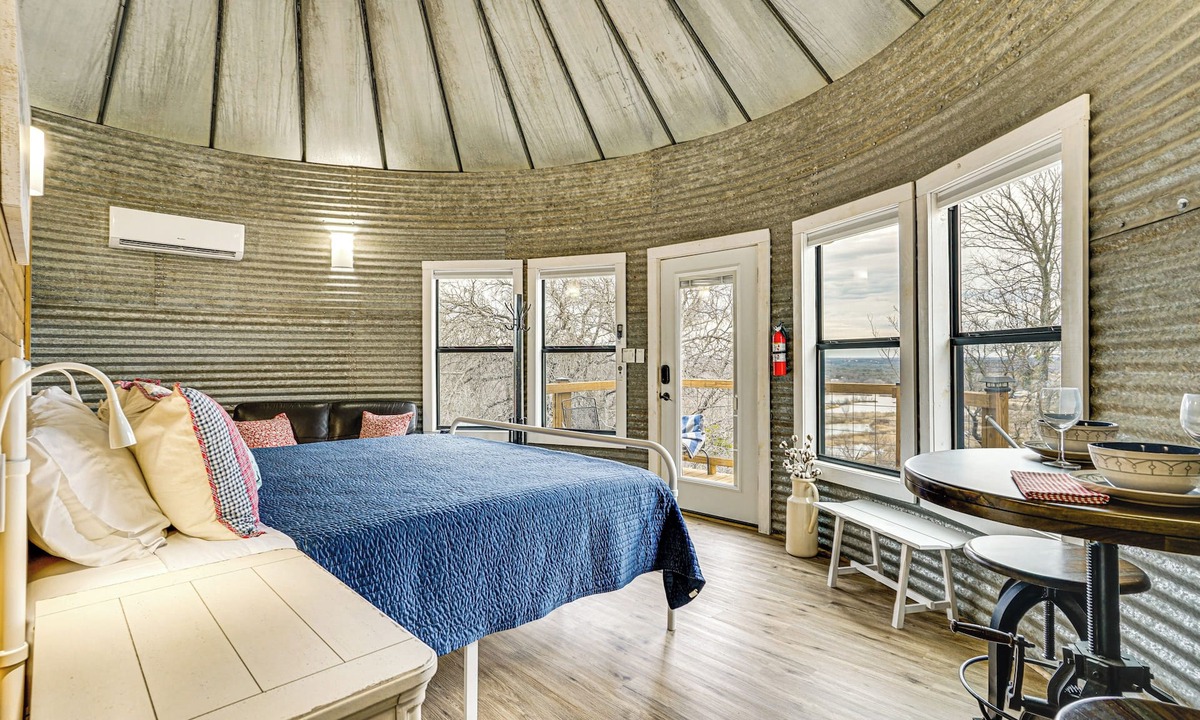Dennis Cottage | Tin De Blue Grainbury Silo and Cabins