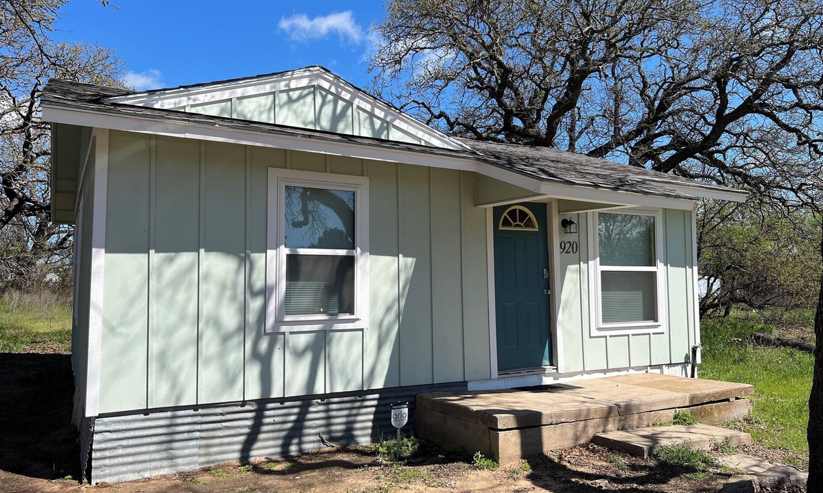 Clyde Cabin | Tiny cabin 15 mins outside Abilene, TX. Quiet Country feel, close to amenities.
