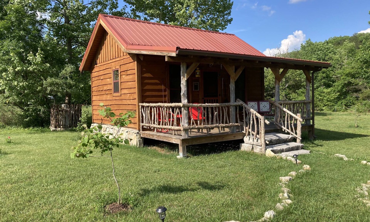Forsyth Cabin | Tiny cabin farm stay!
