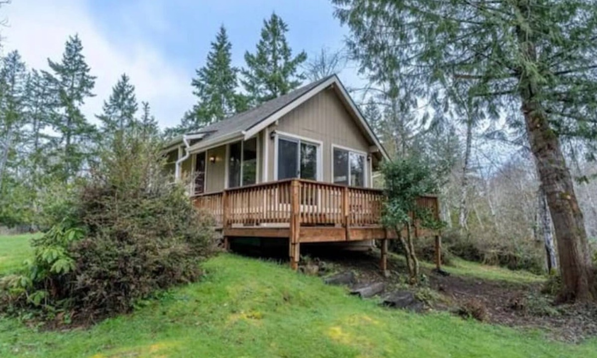 Lakebay Cabin | Tiny cabin on hideaway island in Washington!