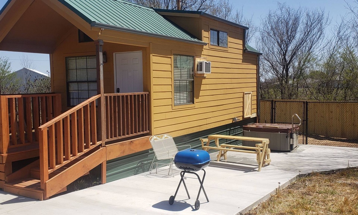 Tulsa Cabin | Tiny Cabin with Private Hot Tub on Acres