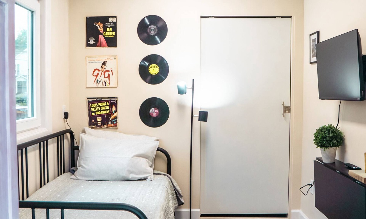 Warminster Apartment | Tiny clean & simple hotel style room