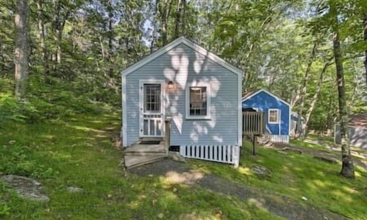 Edgecomb Cottage | Tiny Cottage Near Everything 10