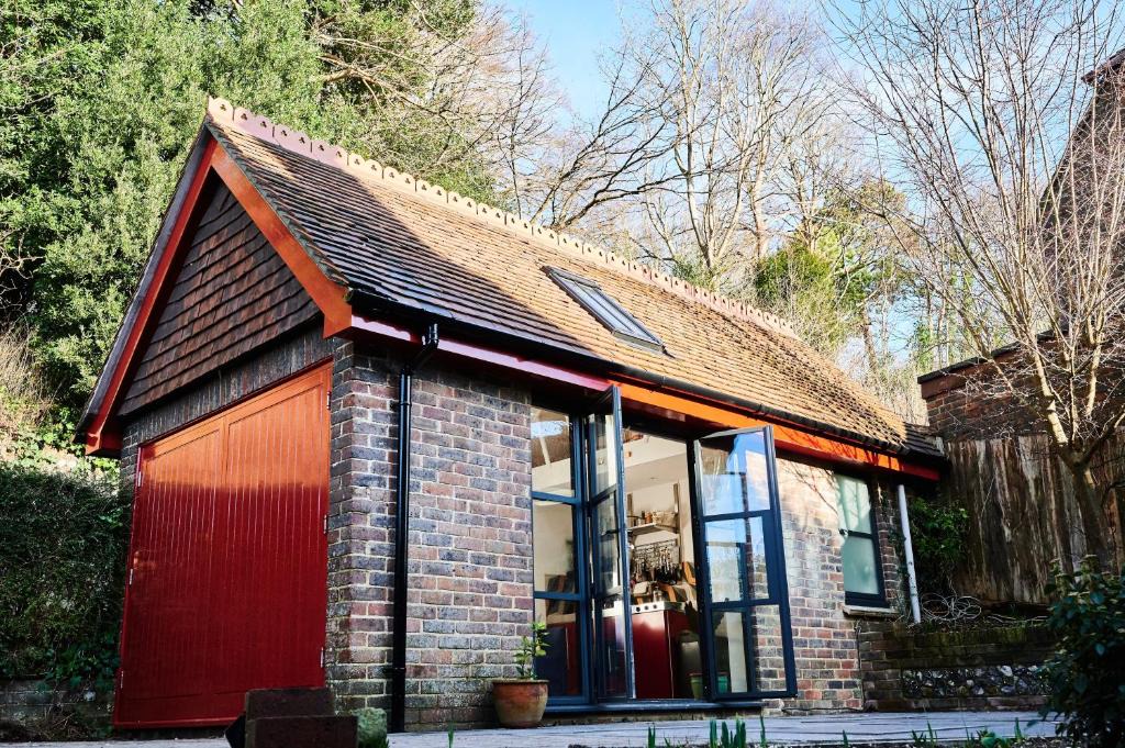 Lewes Ski Chalet | Tiny Cottage with Terrace & Parking, Central Lewes