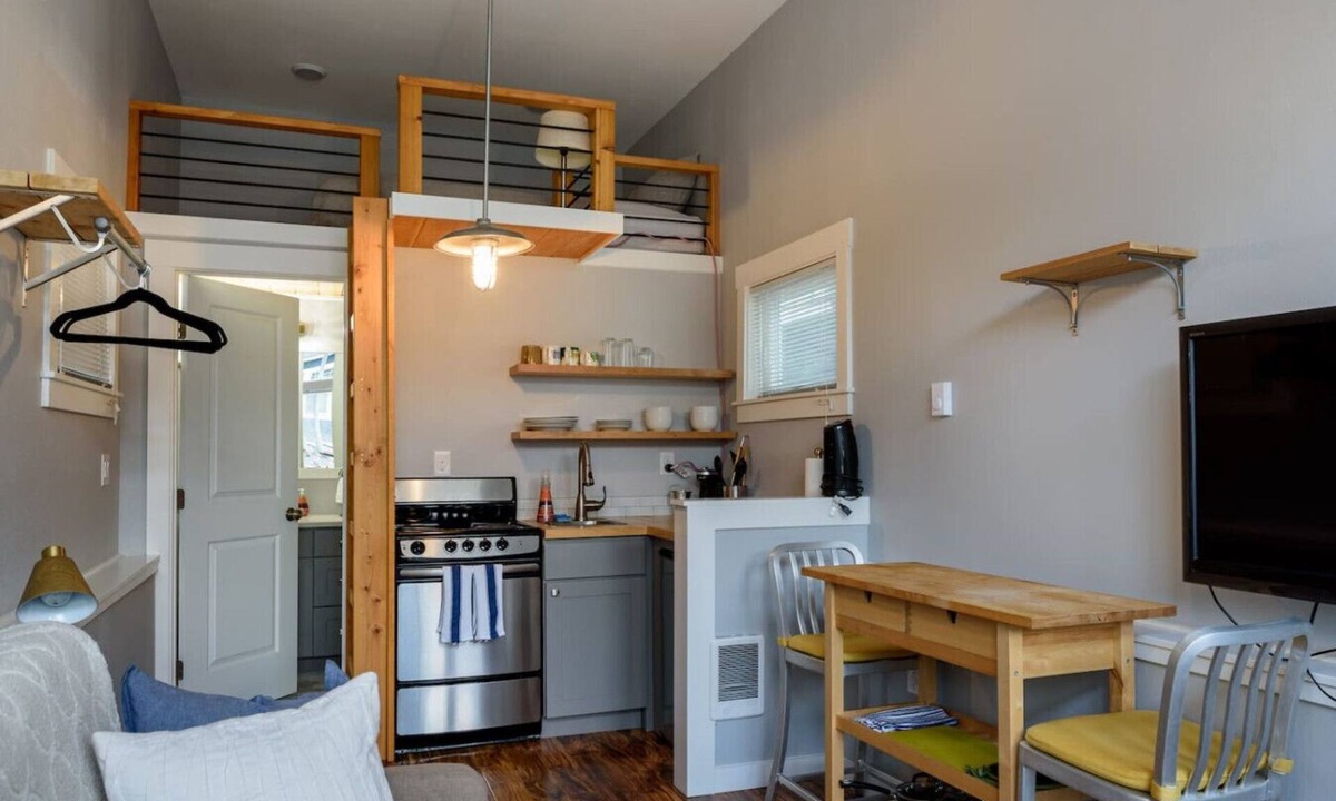 Phinney Ridge House | Tiny Cute Loft Home Close to Green Lake