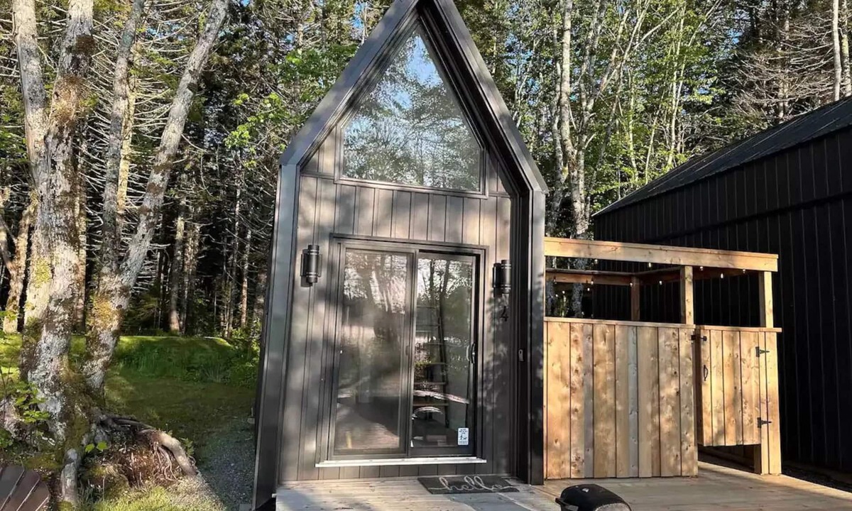 Clare House | “Tiny Four” (Private Hot Tub)