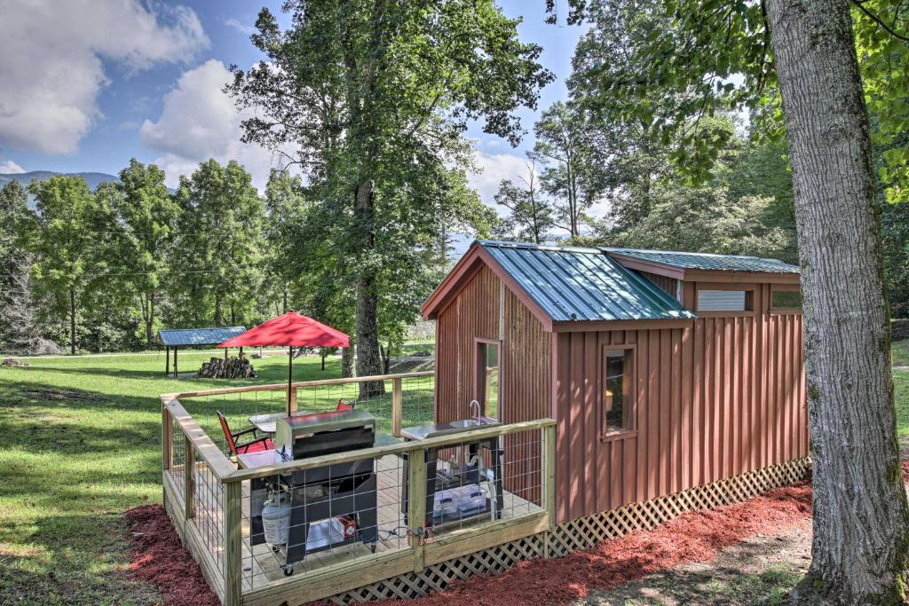 Hayesville House | Tiny Home in Hayesville with Deck Near Trails!