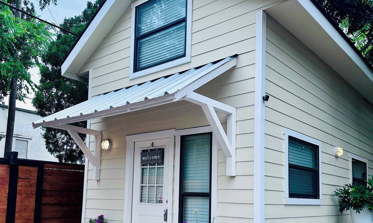 Highland Park Cottage | Tiny Home in vibrant downtown San Antonio only minutes away from many sites.