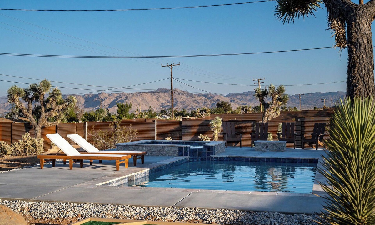 Yucca Valley House | Tiny Home - Salt Water Pool - Jacuzzi - Mini Golf - Sauna