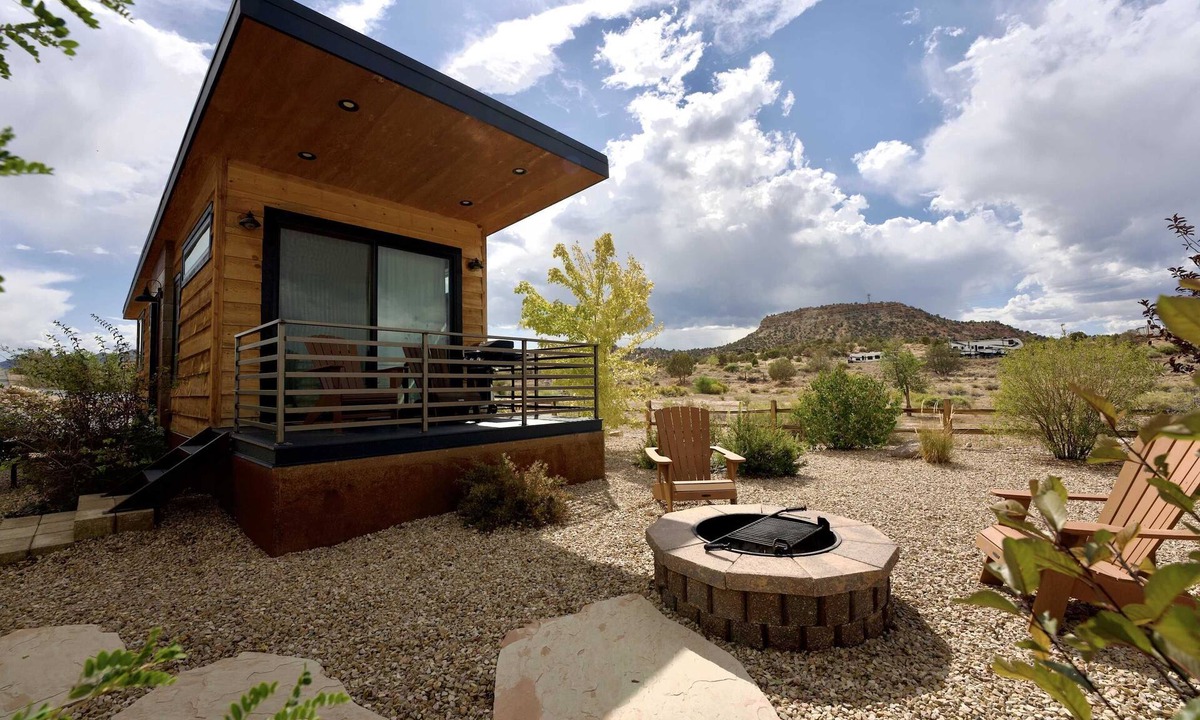 Escalante House | Tiny‑Home W/King Bed, Fire Pit & Monument Views