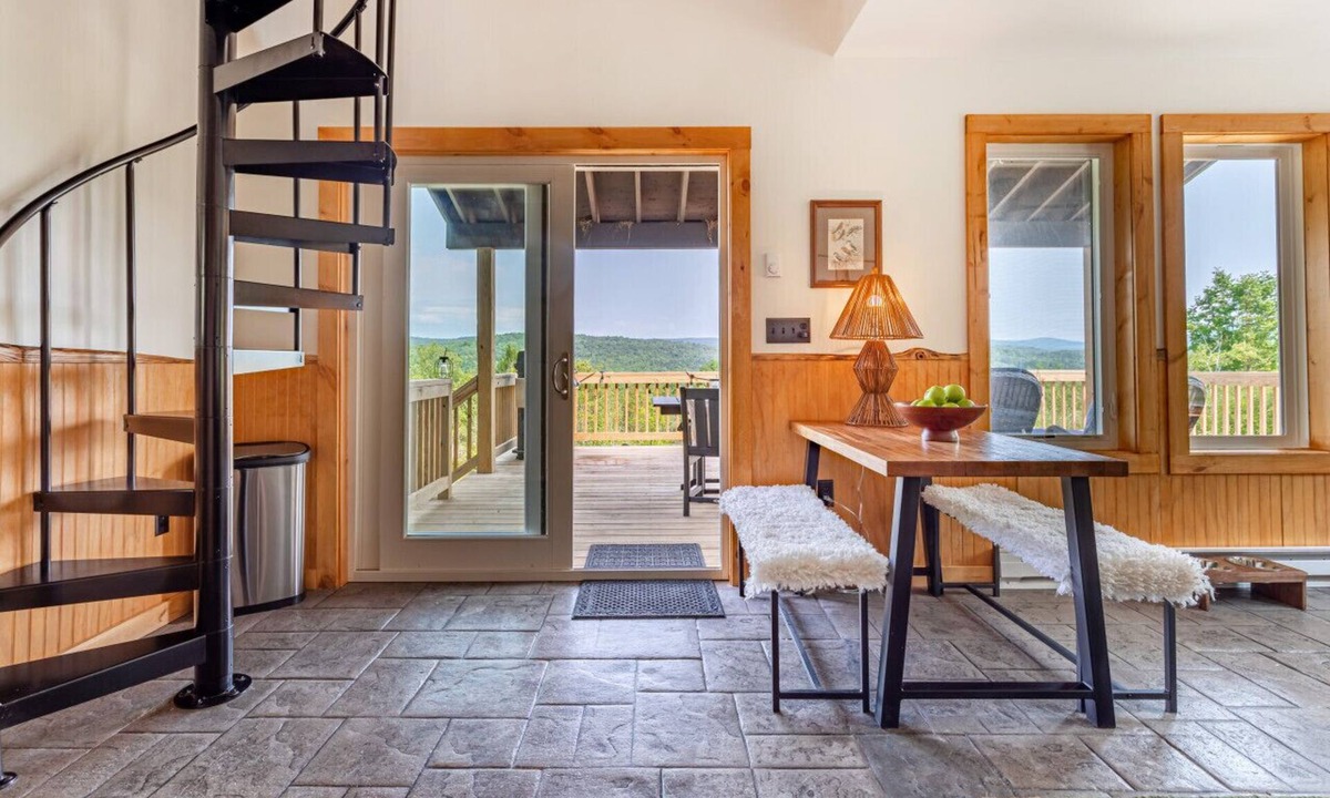 Parksville House | Tiny Home with Spectacular Views & FP