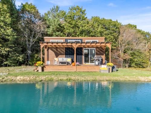 Brackney Boat Rental | Tiny House Boat on a Tiny Lake Retreat