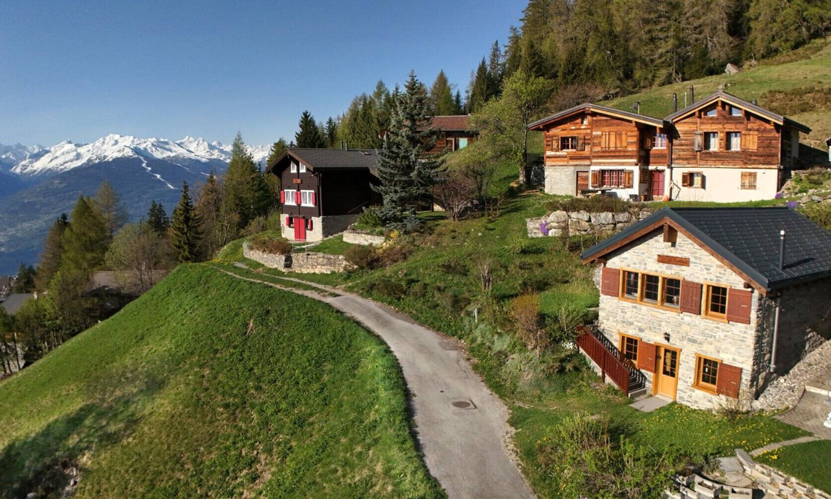 Monteiller Ski Chalet | Tiny House facing the Alps - Ski in and out