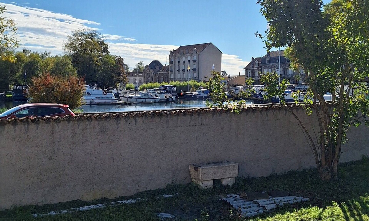 Toul House | Tiny house facing the Toul marina