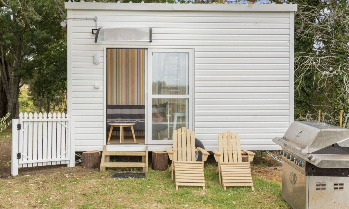 Pukehina Apartment | Tiny House -Farm- · Rural Couples Retreat