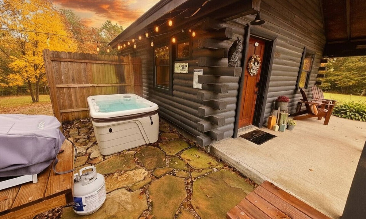 Lampe House | Tiny Log Cabin W/Hot Tub! Full Kitchen