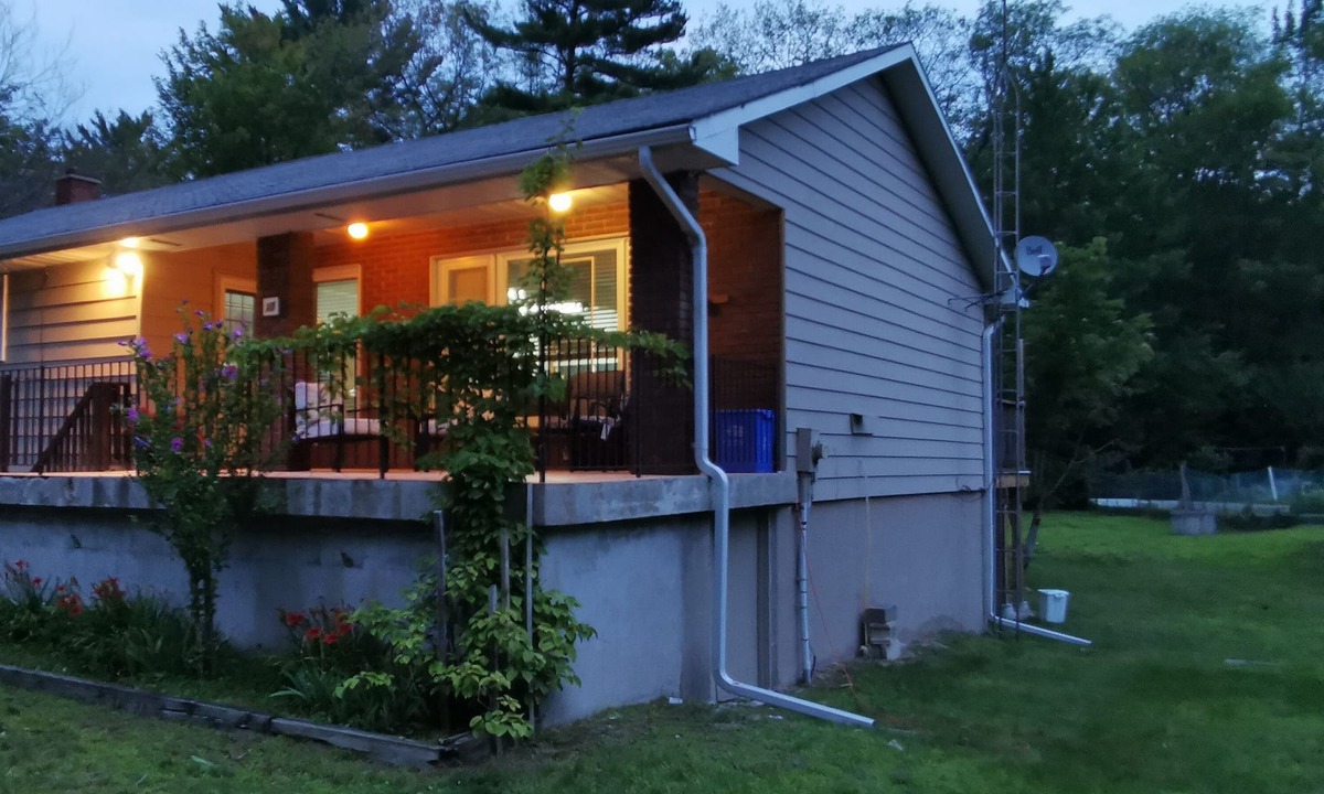 Lafontaine Cottage | Tiny Reds - Spacious and Cozy Cottage next to Cove Beach
