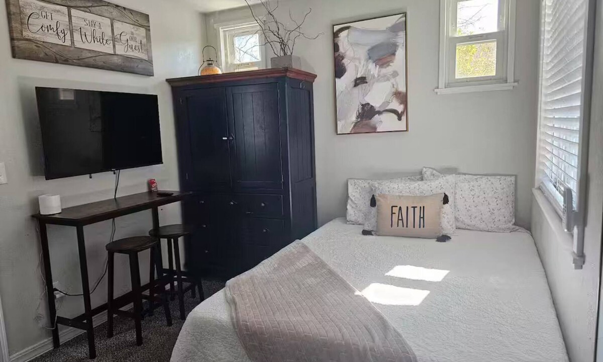 Nampa House | Tiny Retreat by the Park