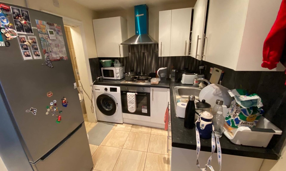 Burnt Oak House | Tiny warm home family