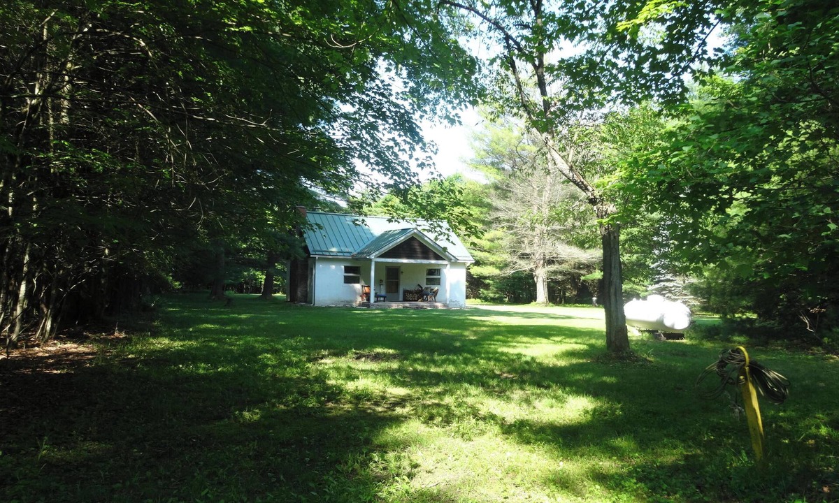 Tylersburg House | Tionesta HY Cabin, Rustic 3 Bedroom that sleeps 10.