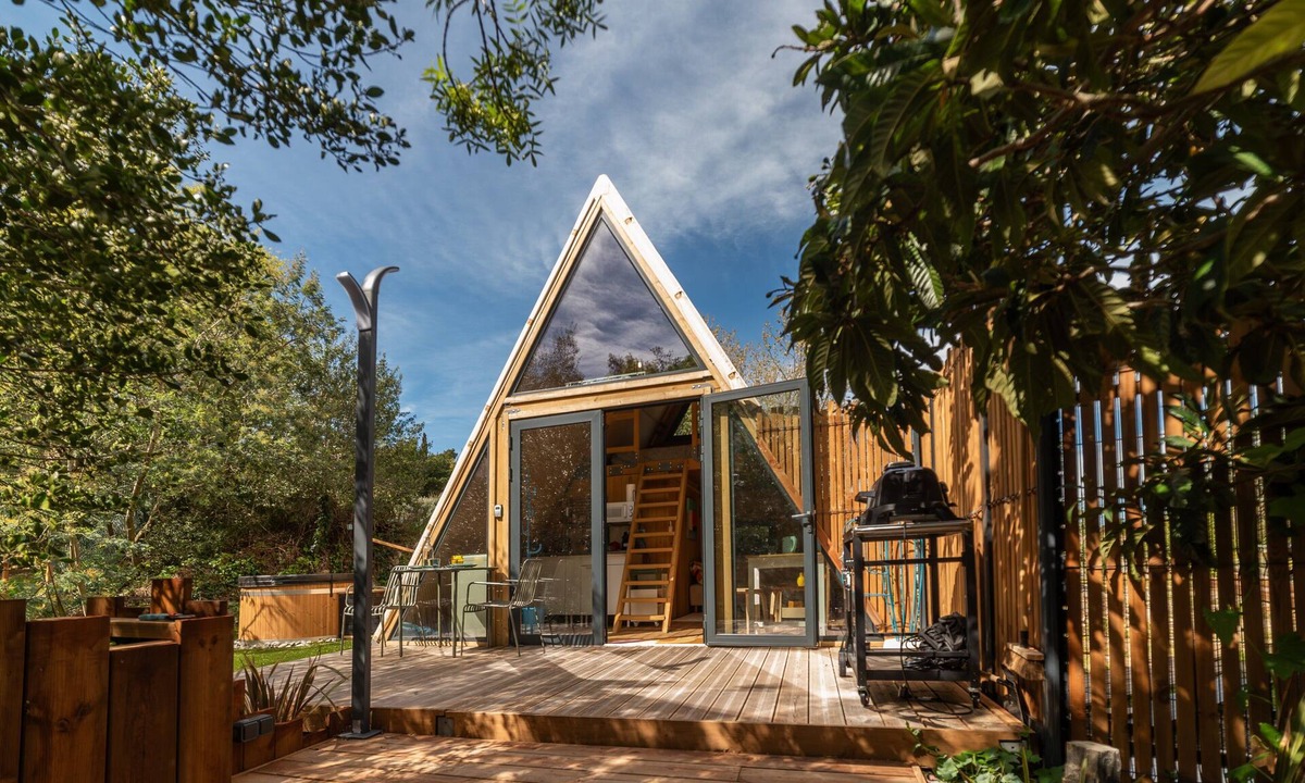 Le Boulou Cottage | Tipi Lodge Glamp 'Marguerite' with Nordic Bath, Private Terrace, and Air Conditioning
