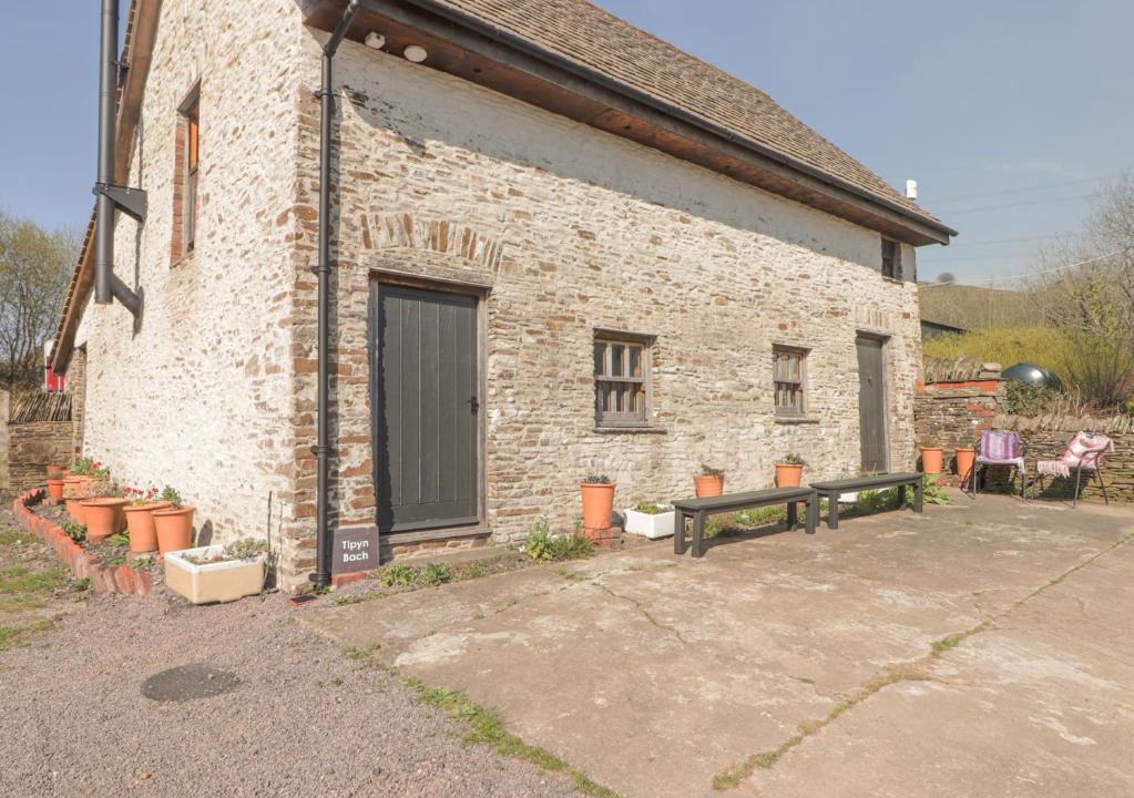 Bedwas Trethomas & Machen House | Tipyn Bach