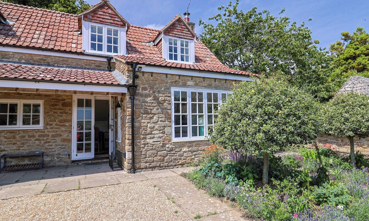 Littlebredy Cottage | TITHE BARN COTTAGE, pet friendly, with open fire in Burton Bradstock