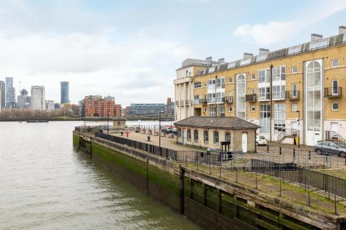 Surrey Docks Apartment | to be use
