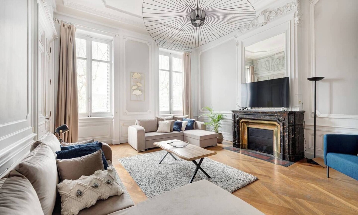 Moliere - Edgard Quinet Apartment | To complete