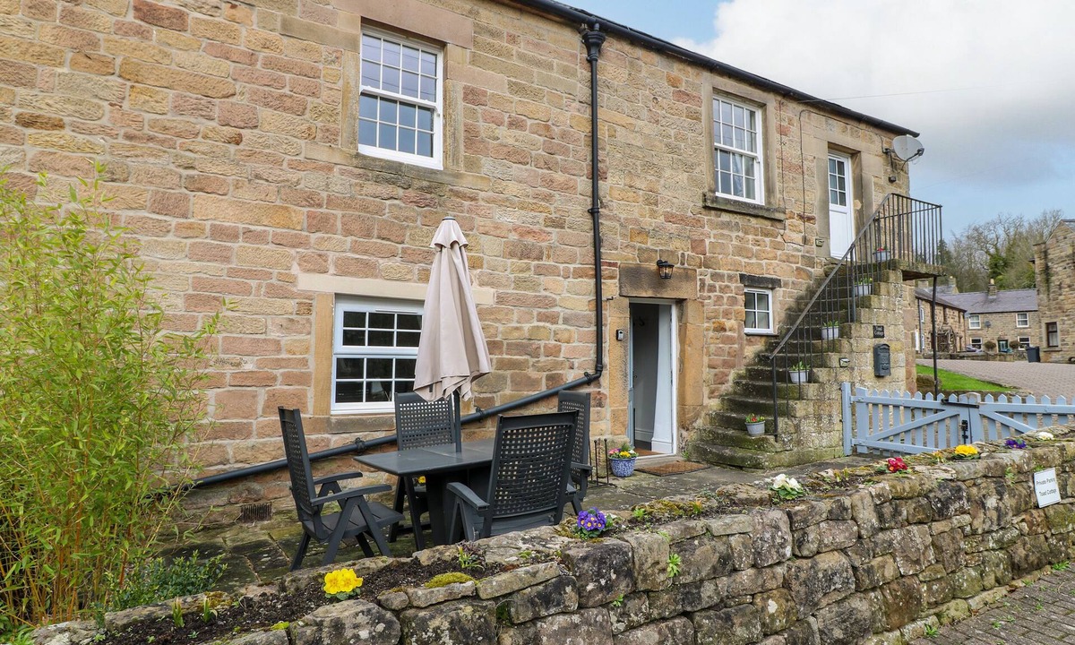 Two Dales Cottage | TOAD COTTAGE, pet friendly in Two Dales