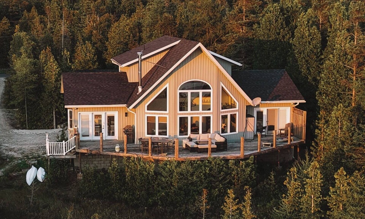 Tobermory Cottage | Tobermory Retreat + SAUNA | Waterfront | 4-Season | EV Charger