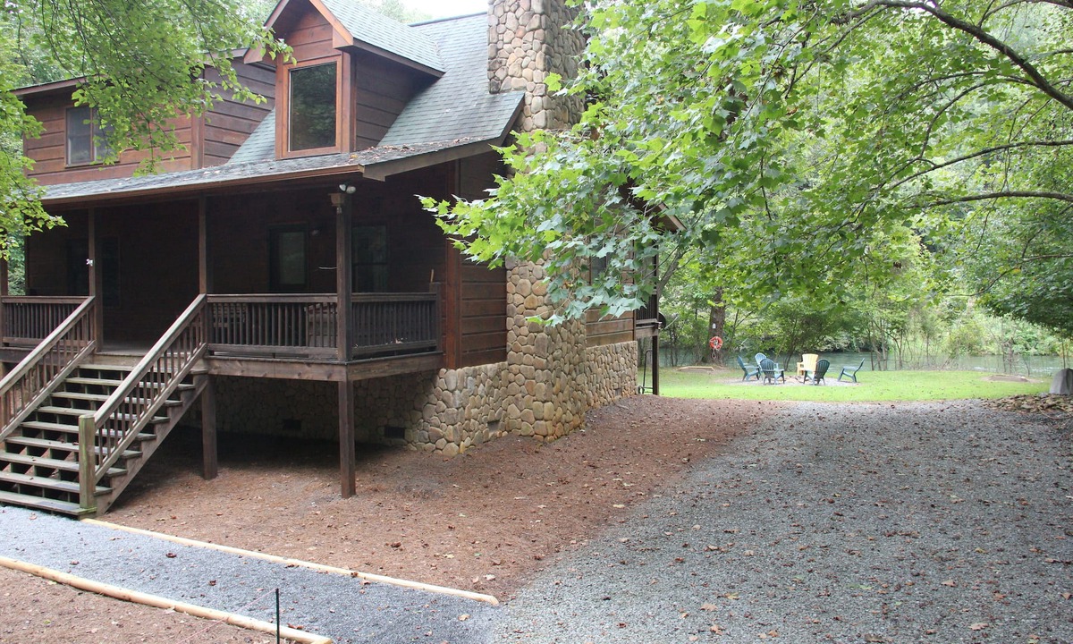Mineral Bluff House | Toccoa Riverfront Retreat - Cabin on private Toccoa river shoreline