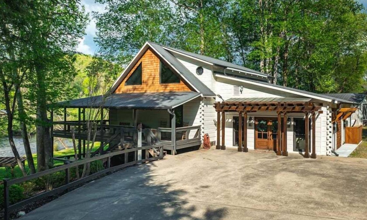 Dial House | Toccoa Time - Riverside | Pet Friendly | Hot Tub | Firepit