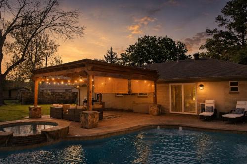 Tomball House | Tomball Pool & Spa Retreat Pets Welcome!