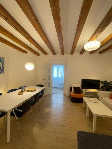 Tarragona Apartment | Top 3BR Apartment in Tarragona, AC, 5 Beds