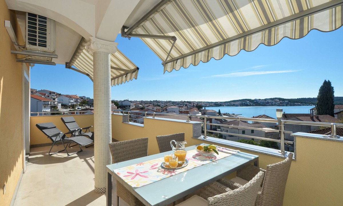 Okrug Gornji Apartment | TOP apartment for 4 + 1 persons, pool, great sea view, ideal location