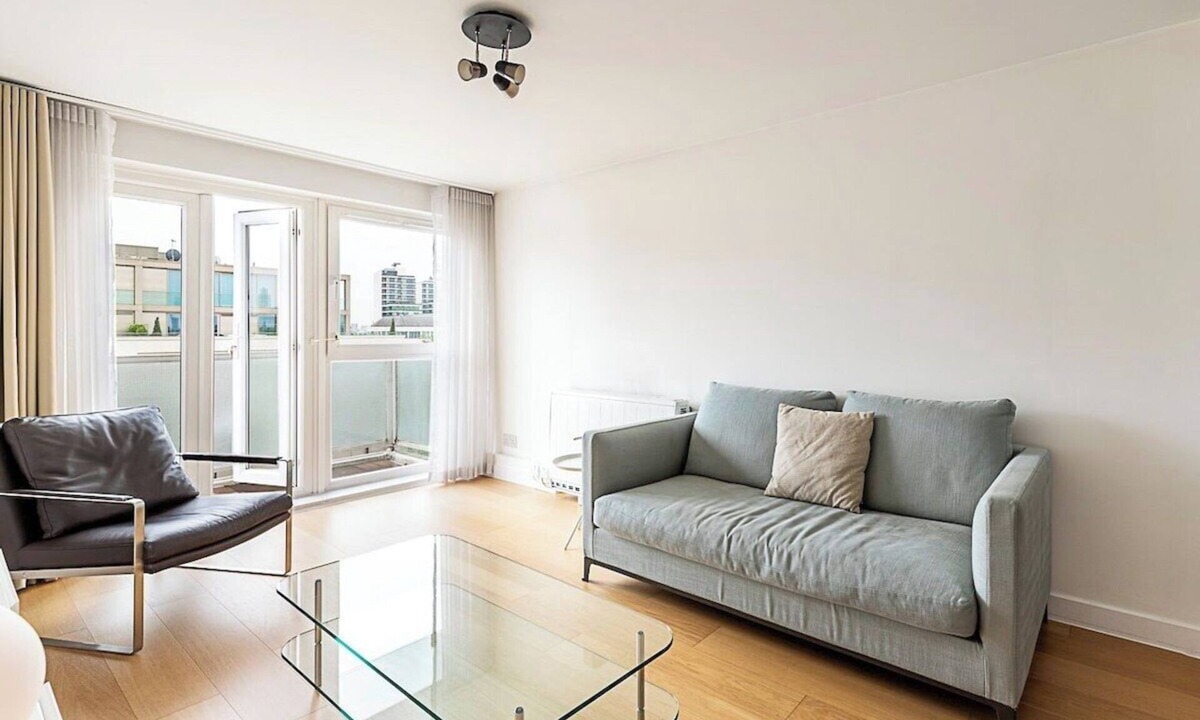 Belgravia Apartment | Top Floor 2-Bed, 1-Bath Flat