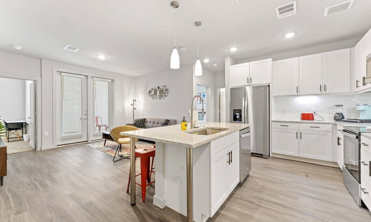 Windsor Park Apartment | Top Floor 2BR King Beds Suite 8 Min to Downtown