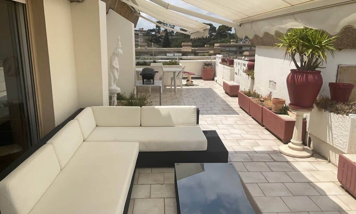 Estanove Apartment | top floor apartment with private park
